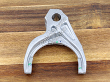 Cargar imagen en el visor de la galería, Horquilla de 3a-4a transmisión manual Toyota Avanza 2007-2021