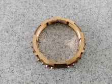 Cargar imagen en el visor de la galería, Bronce de 3a para Transmision estandar Toyota Yaris 2006-2020 Original