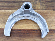 Cargar imagen en el visor de la galería, Horquilla de 5a velocidad transmisión E351 Toyota Corolla XRS 2009-2014