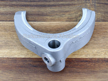 Cargar imagen en el visor de la galería, Horquilla de 5a velocidad transmisión E351 Toyota Corolla XRS 2009-2014