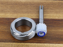 Cargar imagen en el visor de la galería, Kit de engrane impulsor y piñón de velocímetro Toyota Tacoma  17 dientes
